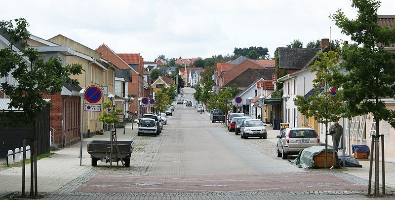 File:Jernbanegade i Støvring.JPG