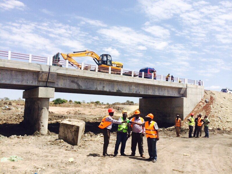 File:Mbutu Bridge construction.jpg