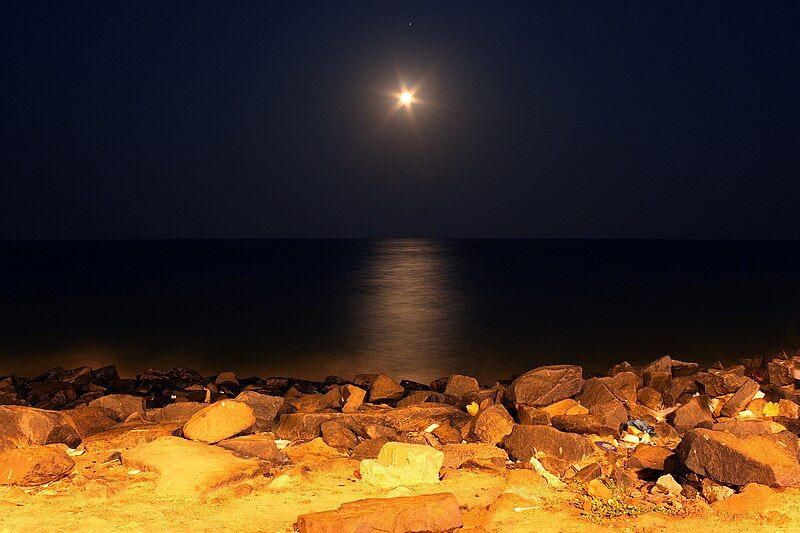 File:Moon rise beach.jpg