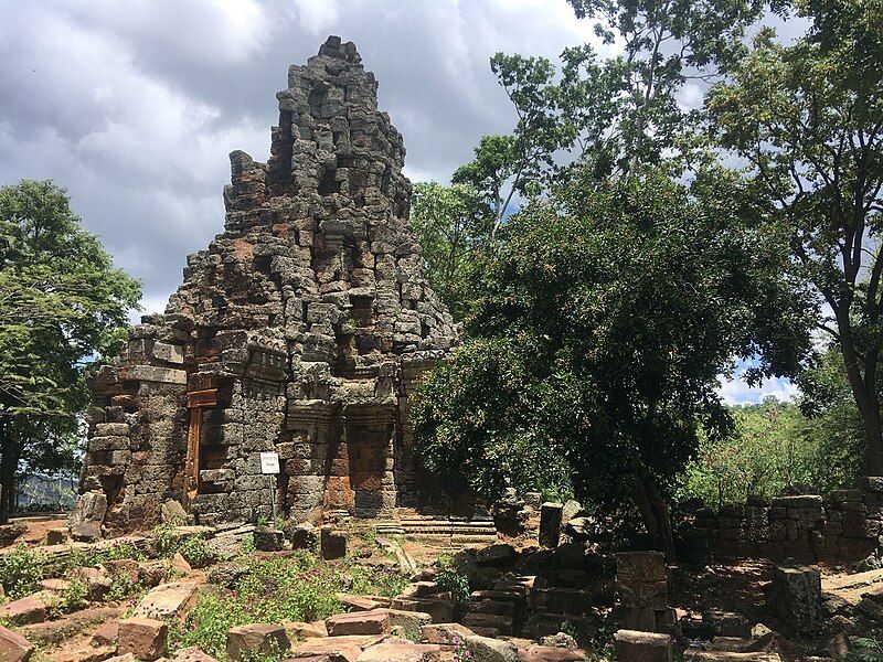 File:Phnom Banan temple.jpg