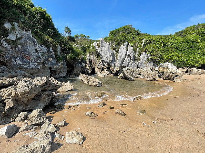 File:Playa de Gulpiyuri.jpg