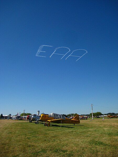 File:Skywriting over Airventure.jpg