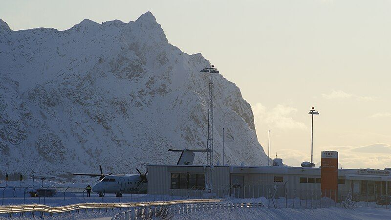 File:Svolvaer-lufthavn-litlemolla.jpg