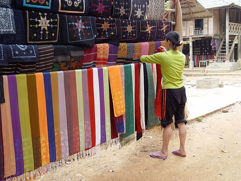 File:Traditional-crafts2,-Mai-Chau,-Vietnam.jpg