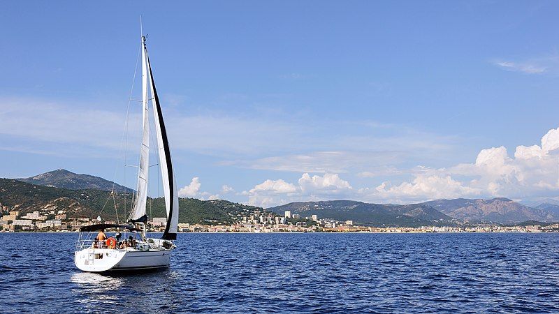 File:Baie Ajaccio voilier.jpg