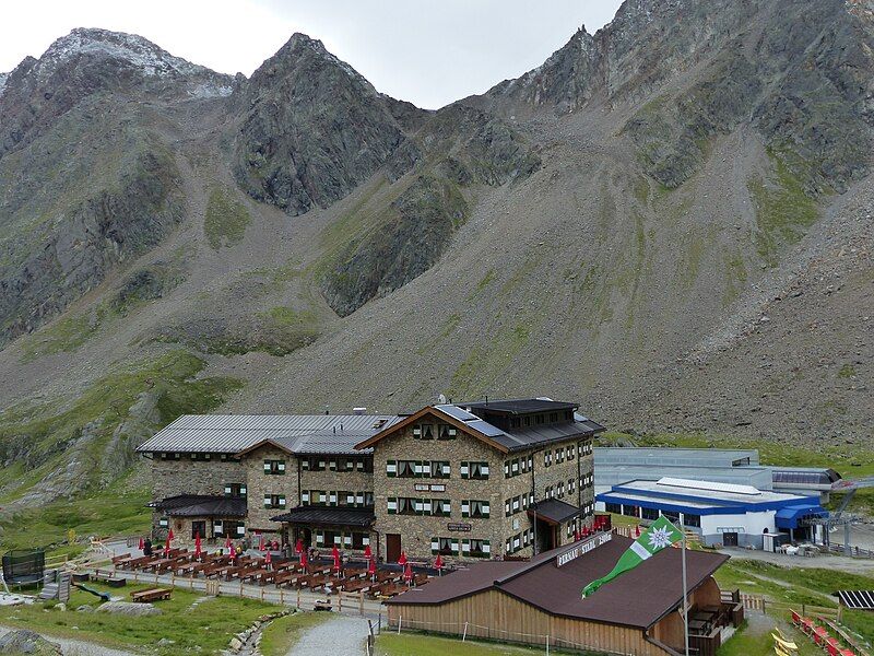 File:Dresdner Hütte Seilbahnstation.jpg