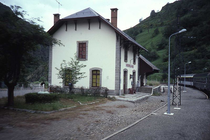 File:Mérens-les-Vals station.jpg