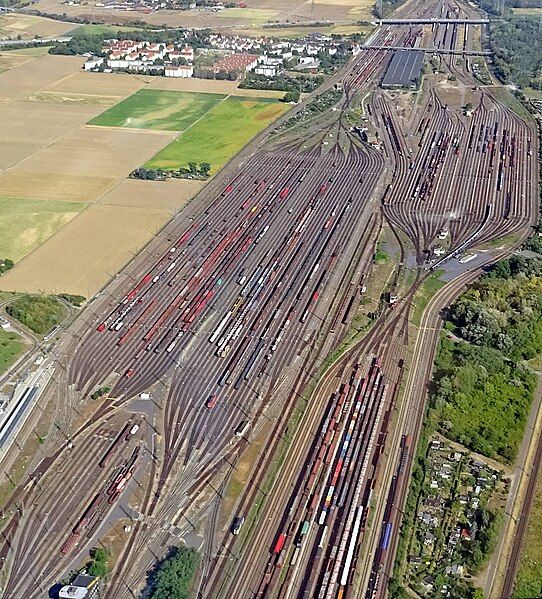 File:MannheimRangierbahnhof 2018-08-10 Luftbild.jpg