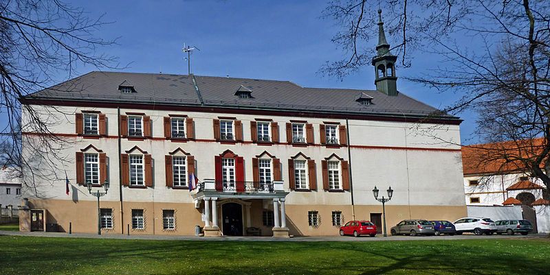 File:Michelob-Schloss-2.jpg