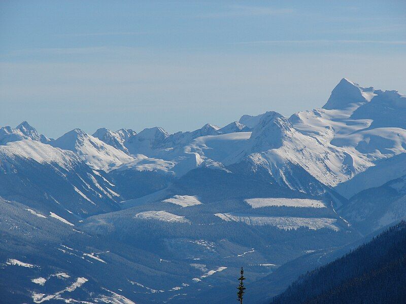 File:Monashee peaks.JPG