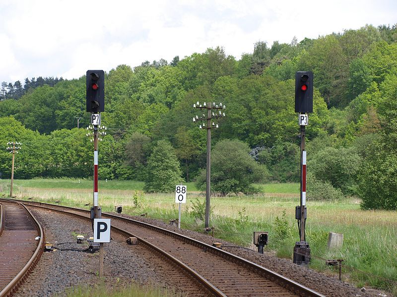 File:Nebenbahn-Lichtsignale Muenchhausen.jpg