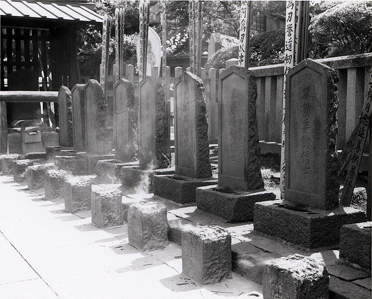 File:Sengakuji Ronin Graves.jpg