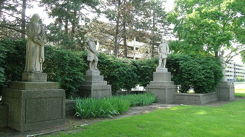 File:StAndrewsStatues.jpg