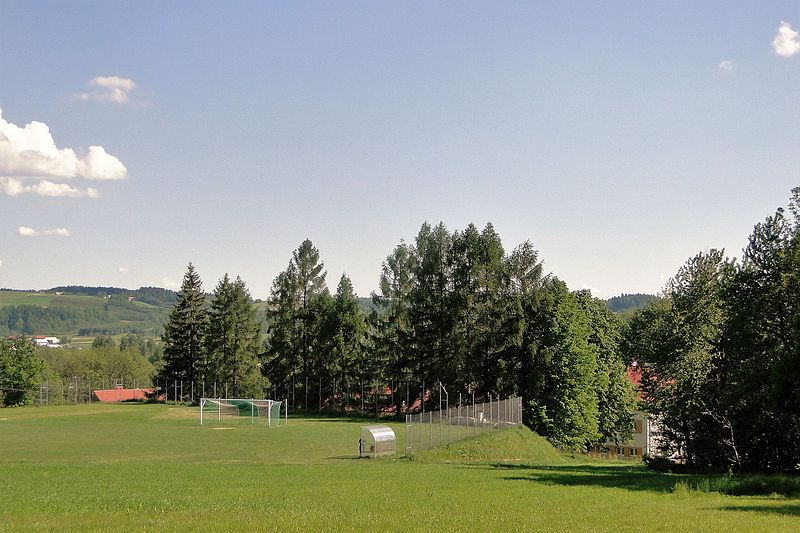 File:Stadion w Olszynach.JPG