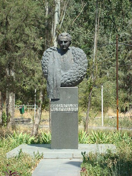 File:Statue Tigran Petrosian.JPG