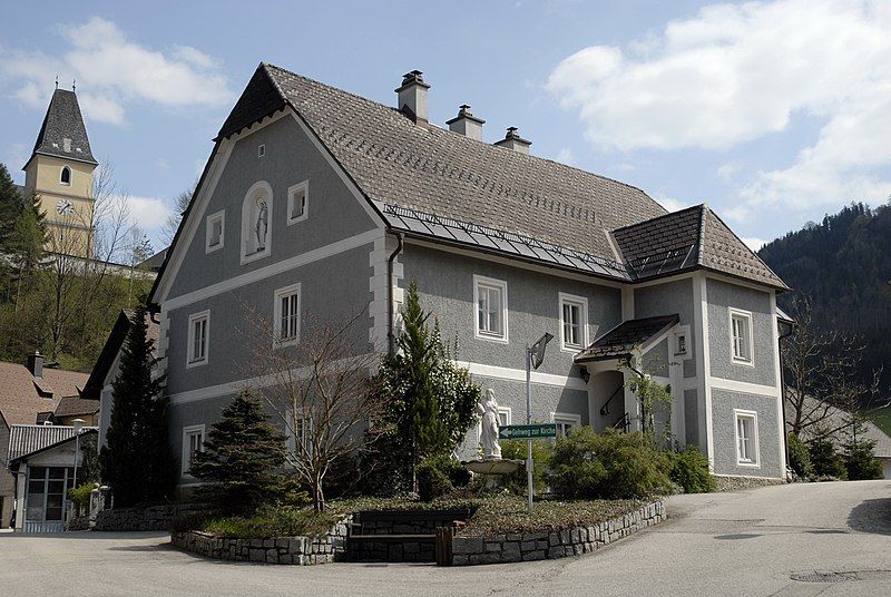 File:Stiftshaus Hollenstein.JPG