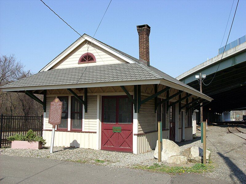 File:Suffern REA Station.jpg