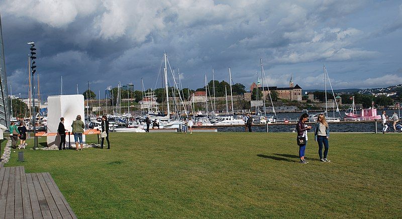 File:Tjuvholmen scupture park.JPG