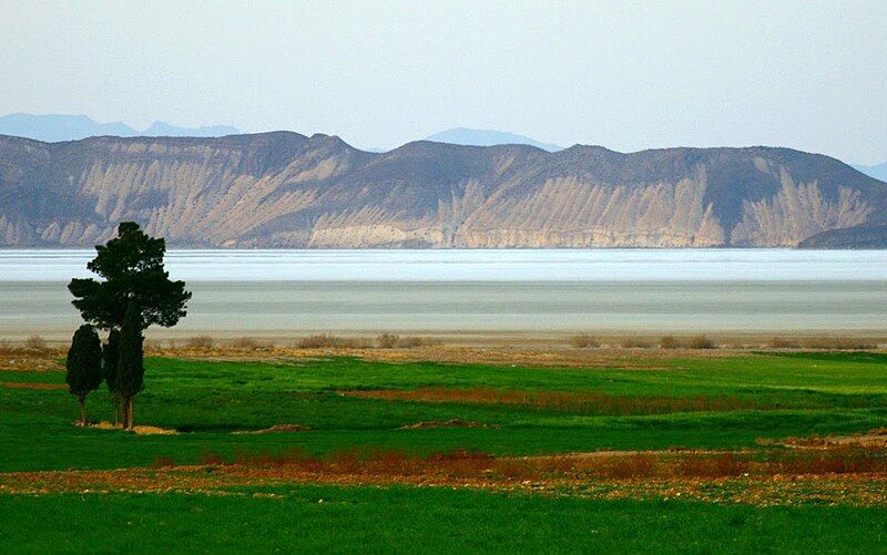 File:Bakhtegan Lake.jpg