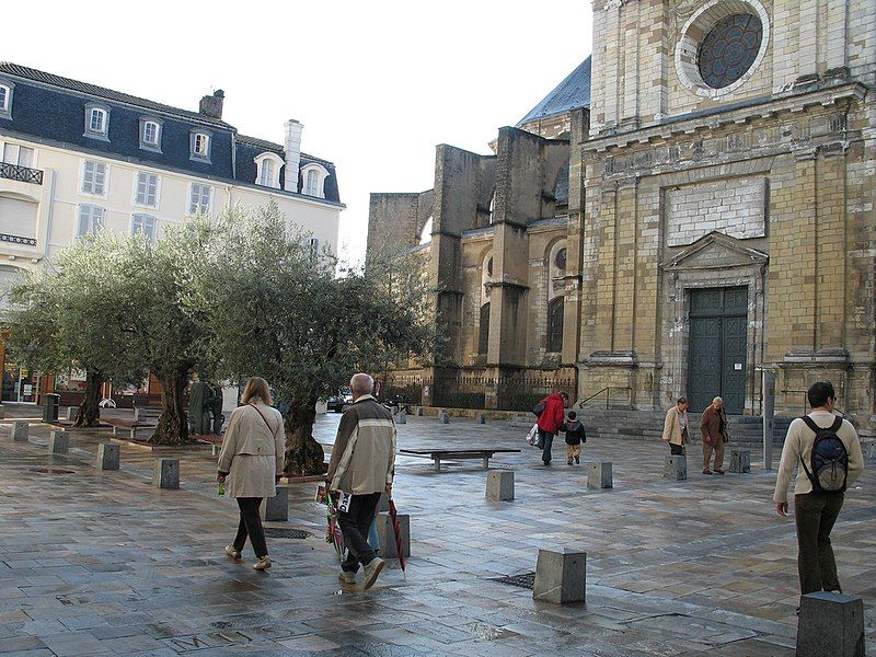 File:Dax place cathédrale.jpg