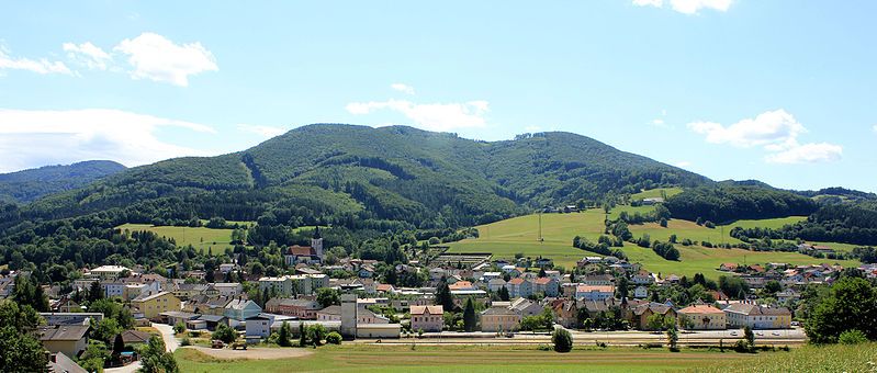 File:Hainfeld mit Kirchenberg.JPG