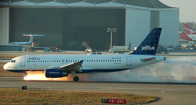 File:JetBlue292Landing3.jpg