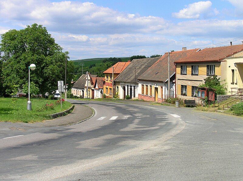 File:Křivsoudov, main square.jpg