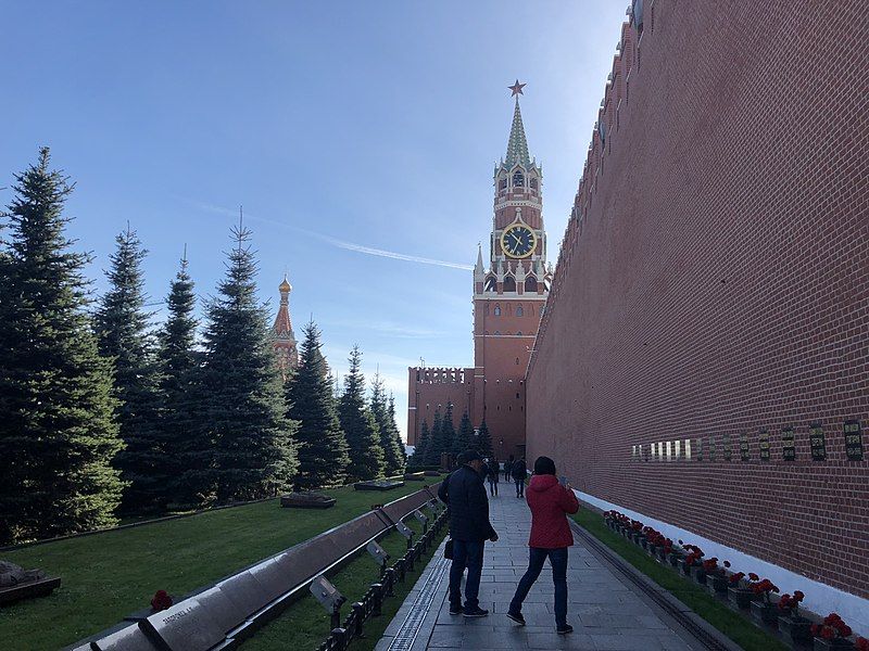 File:Kremlin Necropolis.jpg