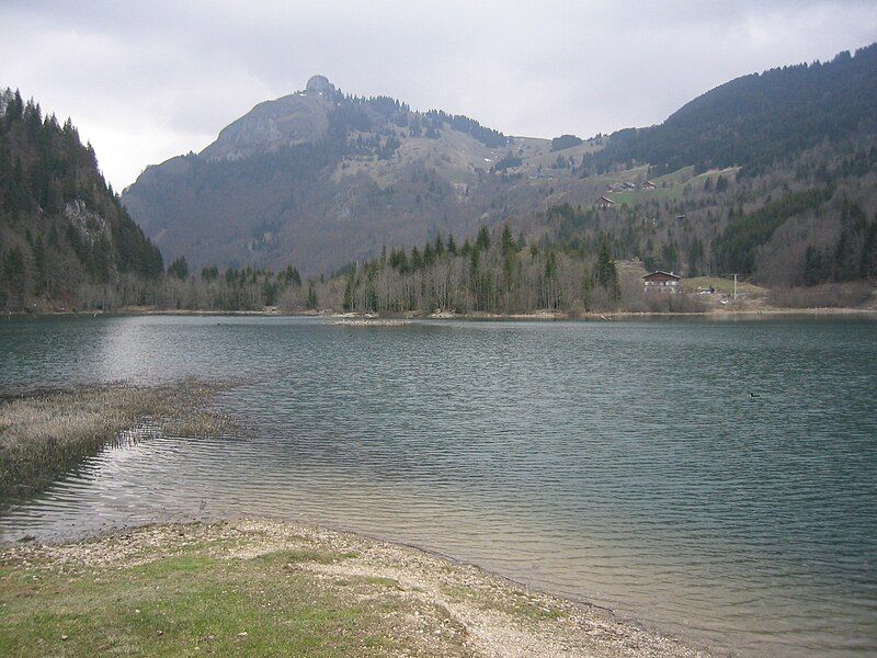 File:Lacdevallon.JPG