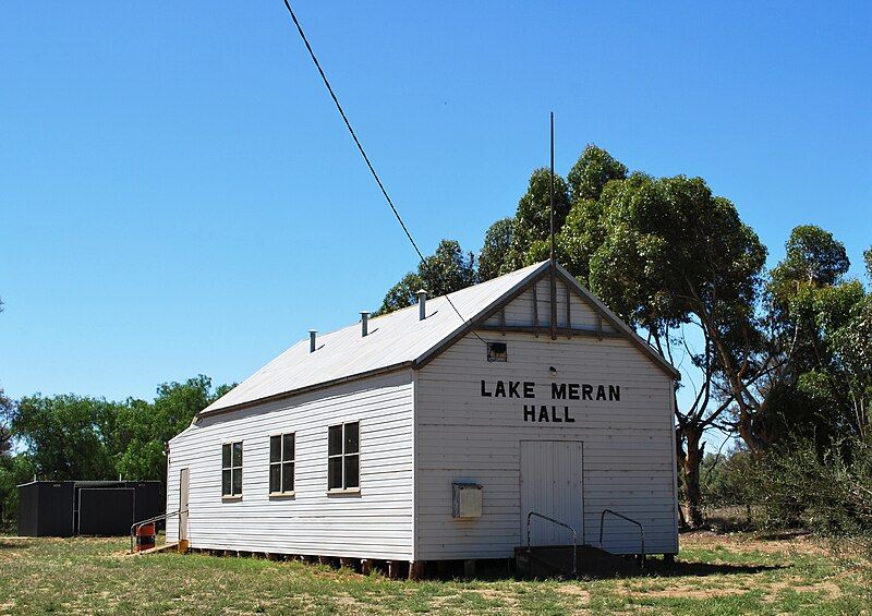 File:LakeMeranHall.JPG