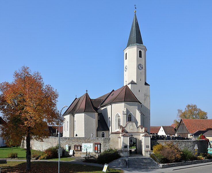 File:Langau - Kirche.JPG