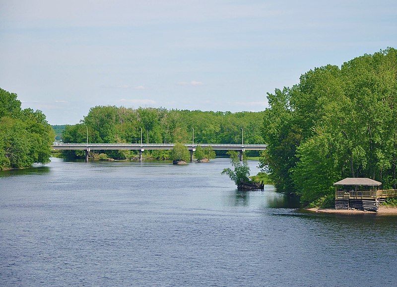 File:Rivière Saint-Maurice.jpg