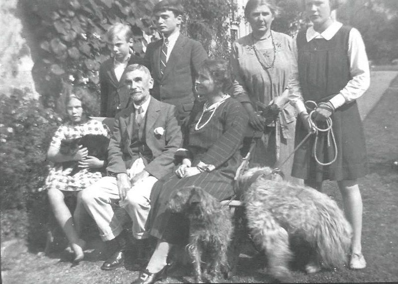 File:EJG & family.jpg