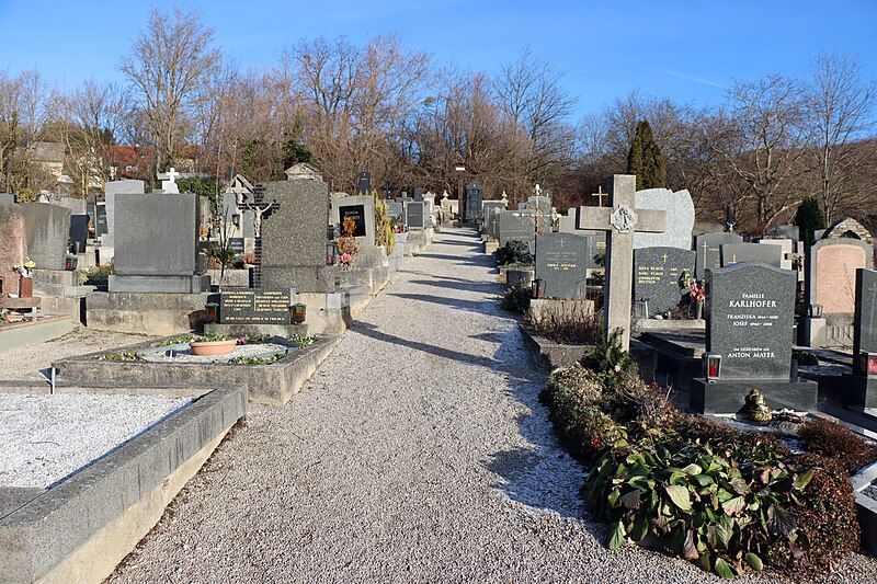 File:Friedhof-SulzWienerwald 2709.jpg