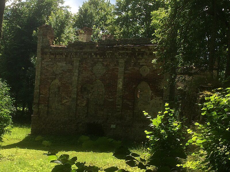 File:Gaujiena castle ruins.jpg