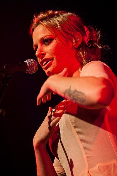 File:Gin Wigmore.jpg