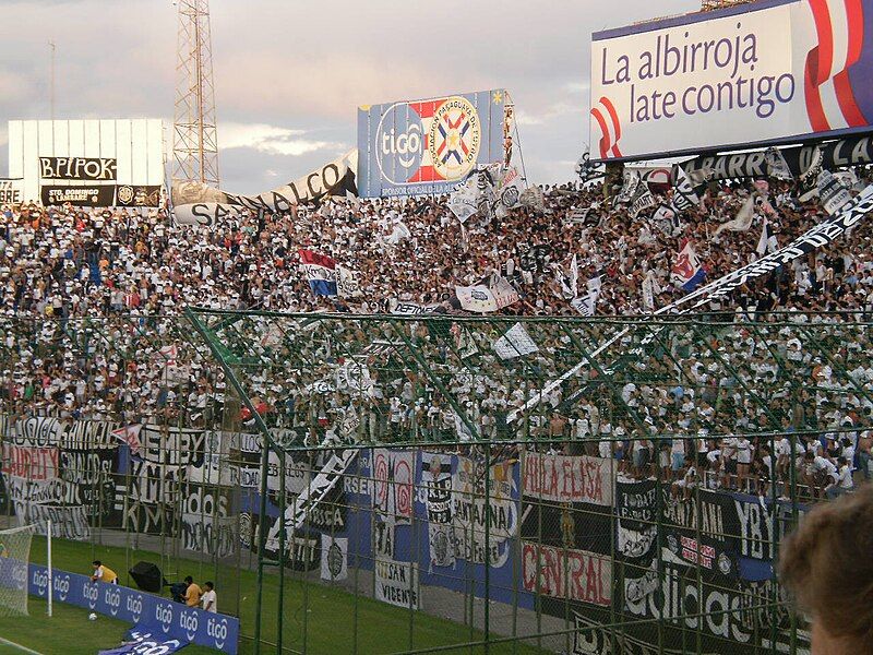 File:Hinchada Olimpia 27-3-2011.jpg