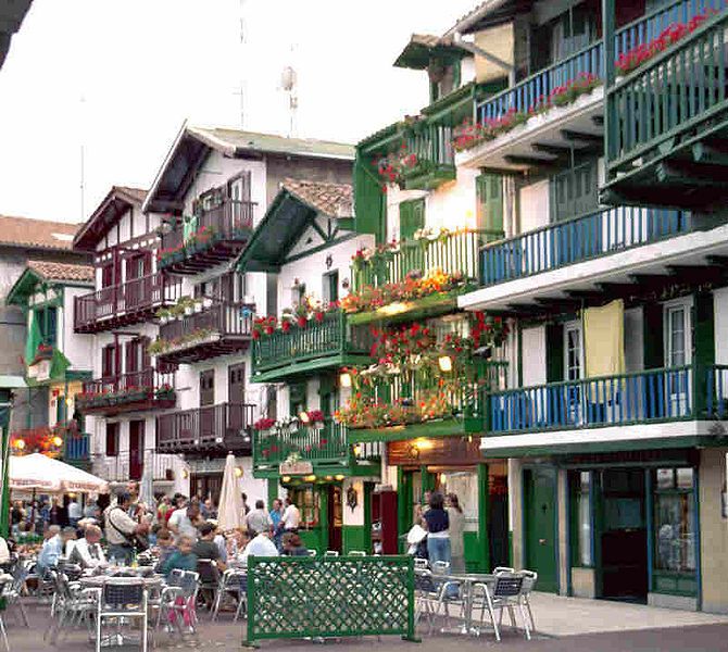 File:Hondarribia etxeak.jpg