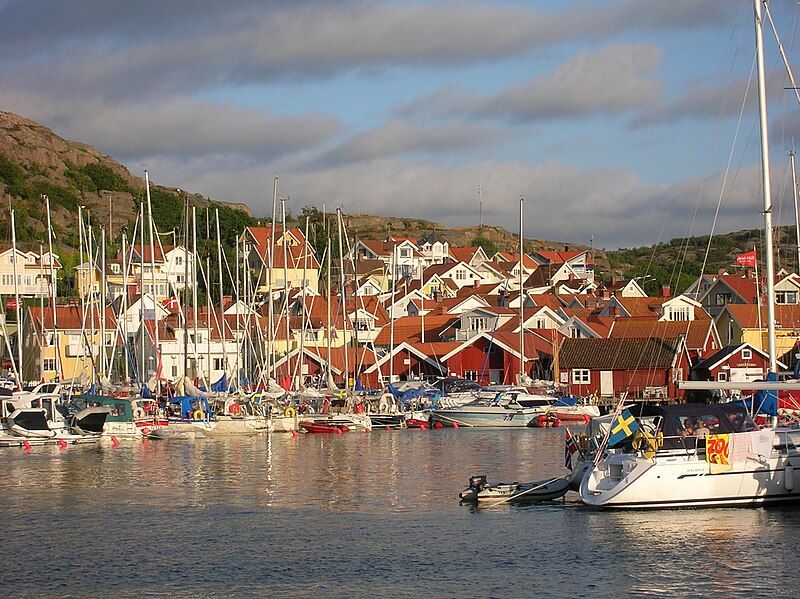 File:Hunnebostrands harbour.jpg