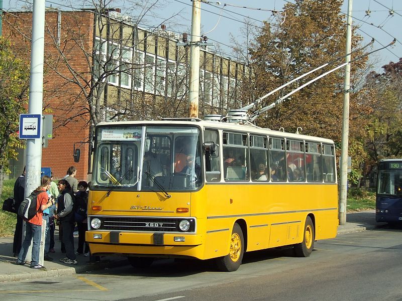 File:Ikarus260T.jpg