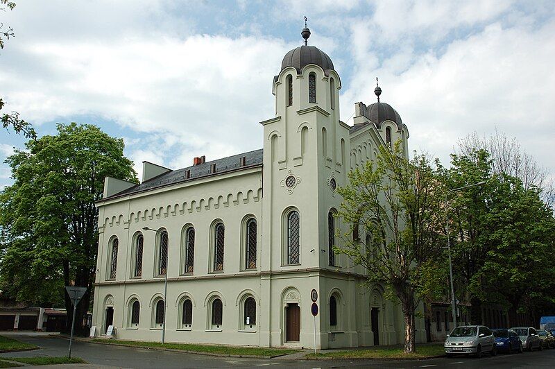 File:Krnovska synagoga 2015.JPG