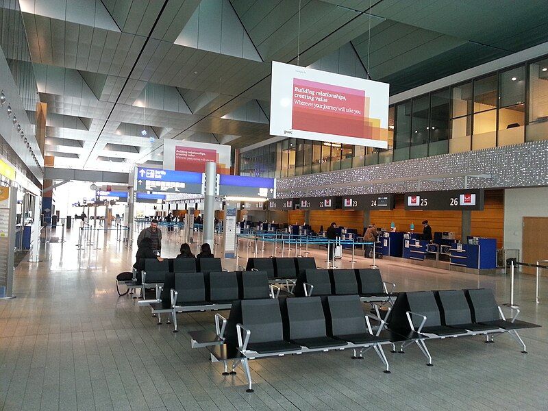 File:LUX Check-In Schalter.jpg