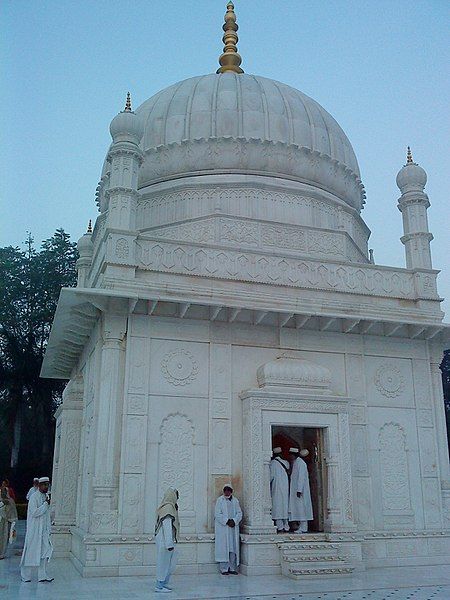 File:Mausoleum Fakhruddin Shahid.jpg