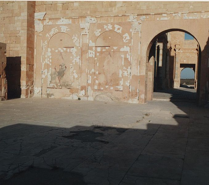 File:Sabratha theatre coulisse.jpg