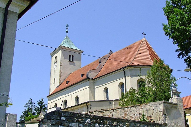 File:Simonsfeld Pfarrkirche.jpg