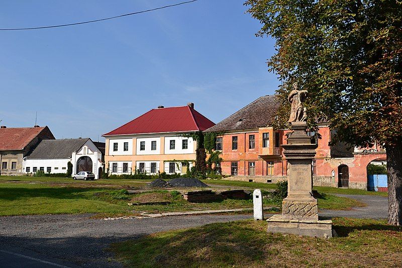 File:Břvany 2016-09-24 Náves.jpg