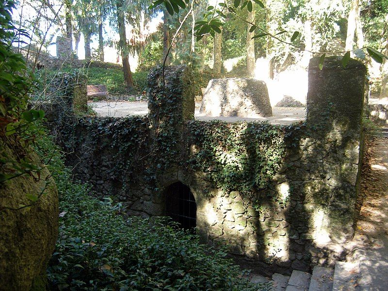 File:Cistern.CasteloDosMouros.Sintra.jpg