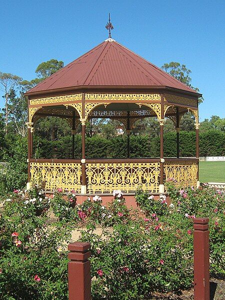 File:Dickie-bandstand-3-3-2013.jpg