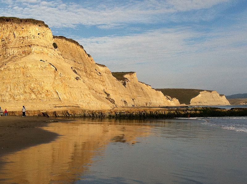 File:Drakes Bay Seacliffs.JPG