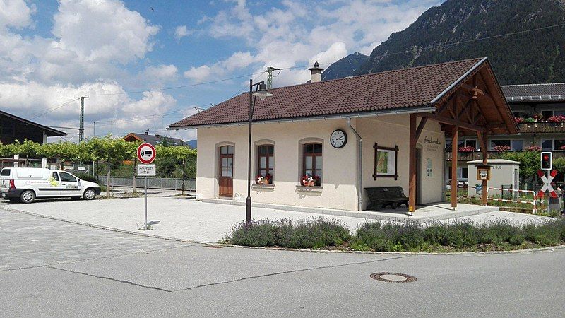 File:Farchant station.jpg